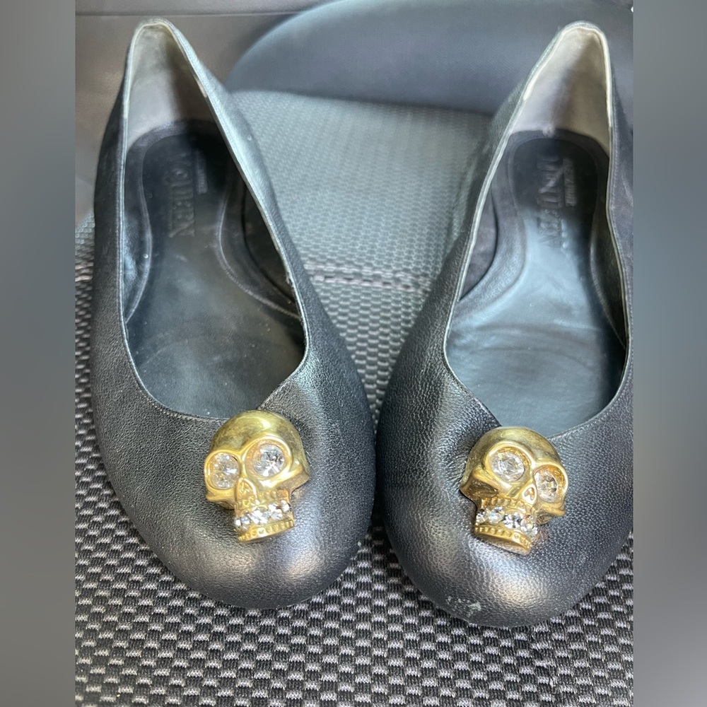 Alexander McQueen
Skull-Toe Ballerina Flat, Black/Golden size 37 1/2